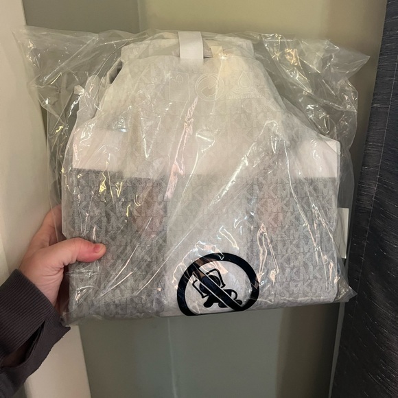 New Michael Kors Marilyn small crossbody bag - Picture 3 of 3